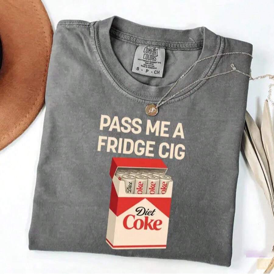 Pass Me A Fridge Cig T-Shirt, Diet Lover Shirt, Beverage Humor Shirt, Retro Soda Drink Shirt, Quirky Caffeine Addict Tee - 灰色 - 查看 1