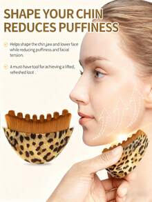 这款新月形面部按摩刷采用贴合面部轮廓的弧形设计。其双面纹理表面，一面是柔软的刷毛，另一面是刮痧面，可温和清洁肌肤，同时提供提拉和按摩功效，令肌肤更加细腻。 - 彩色 - 查看 8