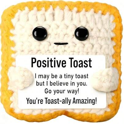 这款精美的手工编织吐司玩偶非常适合生日派对、庆祝活动、毕业季、升职加薪以及面试成功等场合。这款手工编织吐司玩偶是馈赠佳品，无论是送给女性朋友、男性朋友、青少年、老人、老师还是挚友，都能传递您真挚的情感。