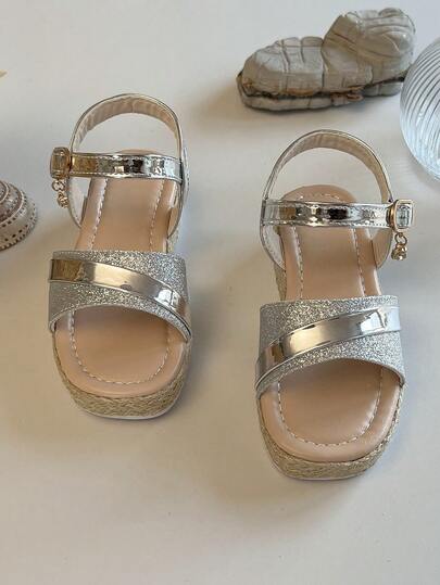 女童银色亮片厚底凉鞋，带可调节踝带和吊坠