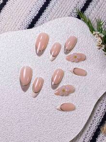 10片手工制作的杏仁形假指甲，粉色闪粉法式尖、白色法式尖和3D雕刻款。产品特点包括手绘白色法式尖、银色闪粉法式尖和复古金色金属边，以及手工制作的白色3D雕刻图案。 - 彩色 - 查看 6