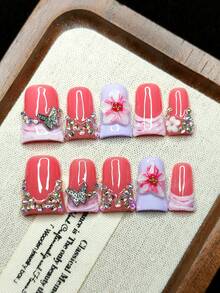 10片/套 手工按压式人造指甲。鸭嘴造型，色彩鲜艳亮丽，粉色底色搭配白色3D立体花朵装饰和精致金属蝴蝶点缀。个性十足的少女风。可重复使用。 - 彩色 - 查看 4