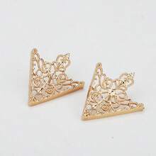 1 Pair Vintage Palace Style Collar Clips, Hollow Floral Triangular Lapel Pins For Men's Suits And Shirts