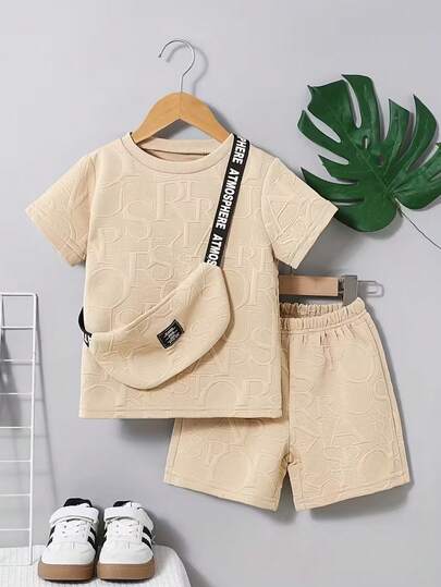 Detta tvådelade set för pojkar har en bokstavsjacquarddesign och består av en enfärgad t-shirt och shorts. Det är ett bekvämt och lätt sommarsportset, lämpligt för utomhusaktiviteter och vardagsbruk. Det är en perfekt present och perfekt för utomhusäventyr.