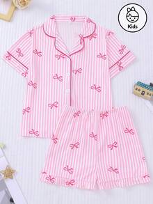 Bộ đồ ngủ 2 món cho bé gái, in hình bướm và trái tim, nền hồng với nơ trang trí, bộ đồ mặc nhà thoải mái gồm áo cổ cardigan và quần short cạp chun, thích hợp mặc hàng ngày và làm đồ ngủ, có thể giặt máy. - Hồng - Xem 13