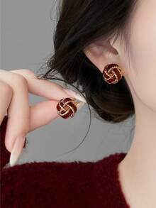 一对复古法式简约几何圆形编织球结耳钉，适合少女佩戴，情人节及日常佩戴皆宜。