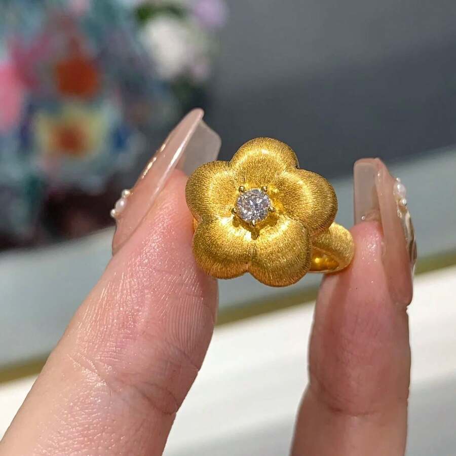 1枚纹理花朵造型戒指，中央饰有闪亮细节