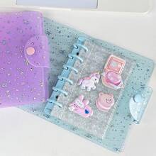 这款A7尺寸的纯色星光闪光便携式活页夹采用双扣设计，并饰有星形图案。它可用作照片收纳袋或相册，非常适合制作贴纸相册、整理物品、制作手册、笔记本或其他宣传材料。它也是办公用品或返校用品的理想之选。 - 彩色 - 查看 5