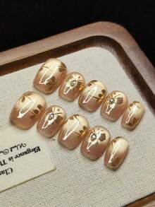 10 pièces d'ongles à presser faits à la main. Formes d'ongles ovales et amandes, décorés de motifs papillon dorés. Style français, décoré de motifs floraux dorés. Designs de lignes dorées personnalisables. Style à la mode fille. Réutilisable. - Doré - Voir 5