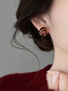 一对复古法式简约几何圆形编织球结耳钉，适合少女佩戴，情人节及日常佩戴皆宜。