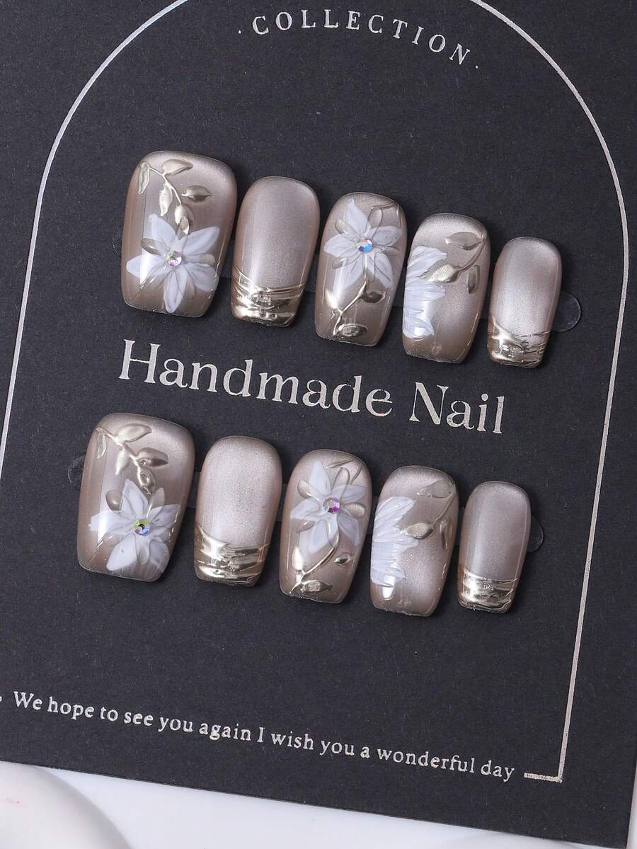 Bộ 10 móng tay giả acrylic thủ công kiểu Trung Quốc, thiết kế kiểu Pháp Y2K với dây bạc 3D và họa tiết hoa, bao gồm 1 gel dẻo và 1 dũa móng. Thích hợp cho sử dụng hàng ngày và các dịp đặc biệt như Coachella, lý tưởng cho nghệ thuật làm móng và chăm sóc móng. Móng giả dán thủ công. - trắng - Xem 1