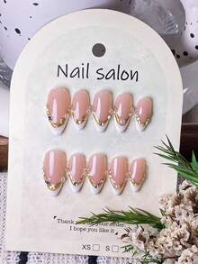 10片手工制作的杏仁形假指甲，采用不对称的白色法式指尖设计，并以3D金色线条勾勒轮廓。亮点包括：手工绘制的不对称白色法式指尖，以3D金色线条勾勒轮廓，并饰以手工制作的白色珍珠和白色水钻。 - 彩色 - 查看 12