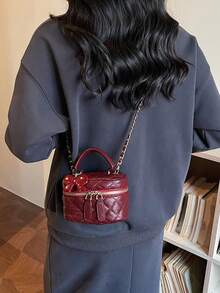 Đây là một chiếc túi xách nữ màu đỏ tía chất lượng cao, có thiết kế họa tiết hình thoi, điểm nhấn là chiếc nơ đỏ, một quai xách phía trên và dây đeo bằng kim loại có thể điều chỉnh. Bên trong có thể chứa những vật dụng cần thiết hàng ngày như son môi, chìa khóa và mỹ phẩm. Rất phù hợp để đi làm, đi chơi, mua sắm, hẹn hò và sử dụng hàng ngày. - Xem 4