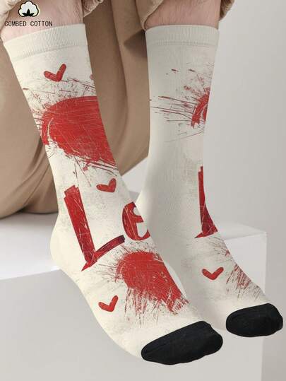 1 par de calcetines de algodón con temática del Día de San Valentín para mujeres, envolviendo tus pies con un amor suave, con un diseño de transferencia de calor impreso de 360 grados único. Esta sorpresa del Día de San Valentín es suficiente para hacer que tu corazón se agite