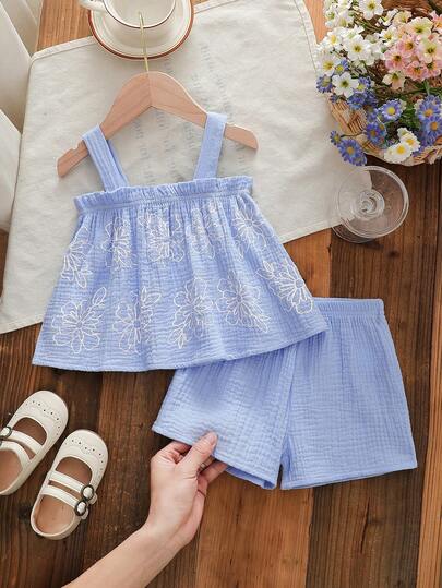 女婴可爱纯色荷叶边碎花吊带背心搭配纯色短裤，两件套时尚百搭休闲舒适套装，适合幼儿女童日常穿着、参加派对、秋冬季外出等场合。