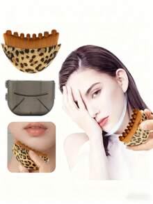 这款新月形面部按摩刷采用贴合面部轮廓的弧形设计。其双面纹理表面，一面是柔软的刷毛，另一面是刮痧面，可温和清洁肌肤，同时提供提拉和按摩功效，令肌肤更加细腻。 - 彩色 - 查看 9