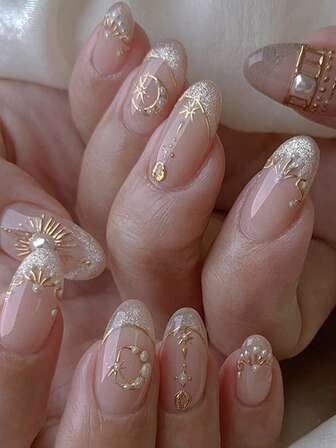 24個 フレンチアーモンド型ショート人工ネイル、3Dゴールドの月と星のパターンでデコレーション、真珠のアクセントが付いたきらめくフレンチチップ、再利用可能な接着剤付きマニキュアセット、ヌードカラーのネイルサプライ