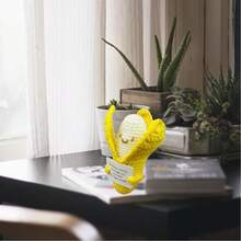 1 pieza Plátanos Estos interesantes plátanos de energía positiva de color amarillo están hechos de lana de alta calidad, tejidos a mano y contienen rellenos suaves, lo que hace que los plátanos sean talla grande completos. La lana no se desprende, se desvanece ni se desprende fácilmente. Suave y cómodo, delicado al tacto y excelente en elasticidad. - Multicolor - Ver 5