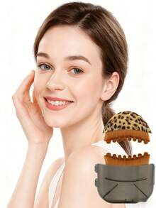 这款新月形面部按摩刷采用贴合面部轮廓的弧形设计。其双面纹理表面，一面是柔软的刷毛，另一面是刮痧面，可温和清洁肌肤，同时提供提拉和按摩功效，令肌肤更加细腻。 - 彩色 - 查看 3