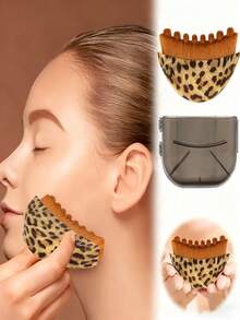 这款新月形面部按摩刷采用贴合面部轮廓的弧形设计。其双面纹理表面，一面是柔软的刷毛，另一面是刮痧面，可温和清洁肌肤，同时提供提拉和按摩功效，令肌肤更加细腻。 - 彩色 - 查看 1