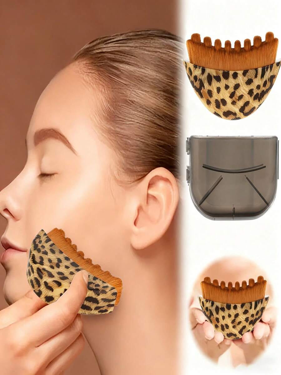 这款新月形面部按摩刷采用贴合面部轮廓的弧形设计。其双面纹理表面，一面是柔软的刷毛，另一面是刮痧面，可温和清洁肌肤，同时提供提拉和按摩功效，令肌肤更加细腻。 - 彩色 - 查看 1