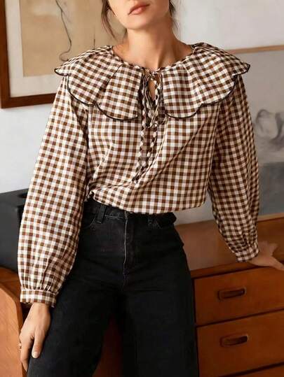 Blusa feminina casual xadrez com detalhes em contraste de cores, nó e babados na barra, perfeita para a primavera.