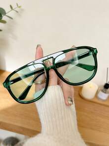 Một cặp kính thời trang cỡ lớn, kiểu dáng liền khối dành cho nữ, phù hợp để đeo hàng ngày. Tròng kính màu xanh lá cây tươi tắn, thích hợp cho mùa xuân và mùa hè, hoàn hảo cho kỳ nghỉ biển, các hoạt động ngoài trời, công việc và du lịch. - màu xanh lá - Xem 2