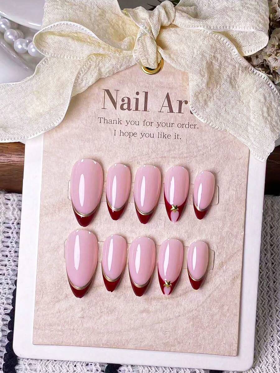 10片手工杏仁形假指甲，红色法式甲尖，古铜金色镶边，饰以金色星星。特点：手工绘制的红色法式甲尖，搭配古铜金色镶边，饰以手工制作的3D金色金属装饰。 - 彩色 - 查看 1