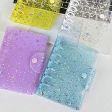 这款A7尺寸的纯色星光闪光便携式活页夹采用双扣设计，并饰有星形图案。它可用作照片收纳袋或相册，非常适合制作贴纸相册、整理物品、制作手册、笔记本或其他宣传材料。它也是办公用品或返校用品的理想之选。 - 彩色 - 查看 7