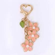 花卉珐琅钥匙扣套装 - 心形钩扣，中心镶嵌珍珠花朵，是理想的手提包挂饰。柔和的粉彩色调，使其成为一件可爱的配饰。 - 彩色 - 查看 11