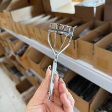 Shu Uemura 银色睫毛夹和眉笔，基础化妆必备品 - 銀色 - 查看 11