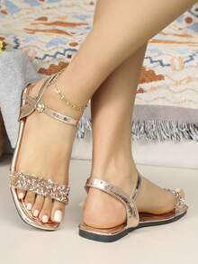 Sandal đế bằng đính đá lấp lánh màu bạc dành cho nữ - Sandal hở mũi có quai điều chỉnh, đế mềm chống trượt với lớp lót PVC chần bông, trang trí pha lê lấp lánh tạo vẻ ngoài quyến rũ, hoàn hảo cho kỳ nghỉ biển, tiệc tùng và trang phục thường ngày. - Vàng - Xem 5