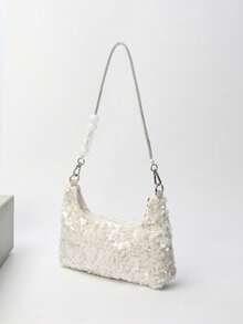 BAILEE 这款时尚闪亮的斜挎包配有亮片肩带和可拆卸的圆形串珠装饰拉链，既可单肩背，也可斜挎。包内空间充足，可容纳手机、口红等小物件。适合休闲旅行、度假、搭配简约服饰以及户外休闲购物。