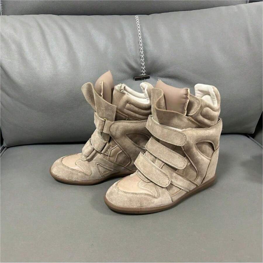 The New 2026 Wedge Sneakers Combine Beige Suede And Leather, With A Retro High-Top Design And A Practical Closure. A Hidden 5cm Wedge Heel Provides Added Height And Comfort, Ideal For Everyday Wear And Casual Occasions. - 棕色 - 查看 1