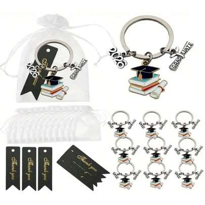 Bộ 15 móc khóa kỷ niệm tốt nghiệp năm 2026. Phù hợp cho cả nam và nữ. Được thiết kế với họa tiết mũ tốt nghiệp tráng men đáng yêu. Mặt dây chuyền móc khóa tốt nghiệp này rất phù hợp cho mùa tốt nghiệp và cũng là một món quà tuyệt vời dành cho bạn bè.
