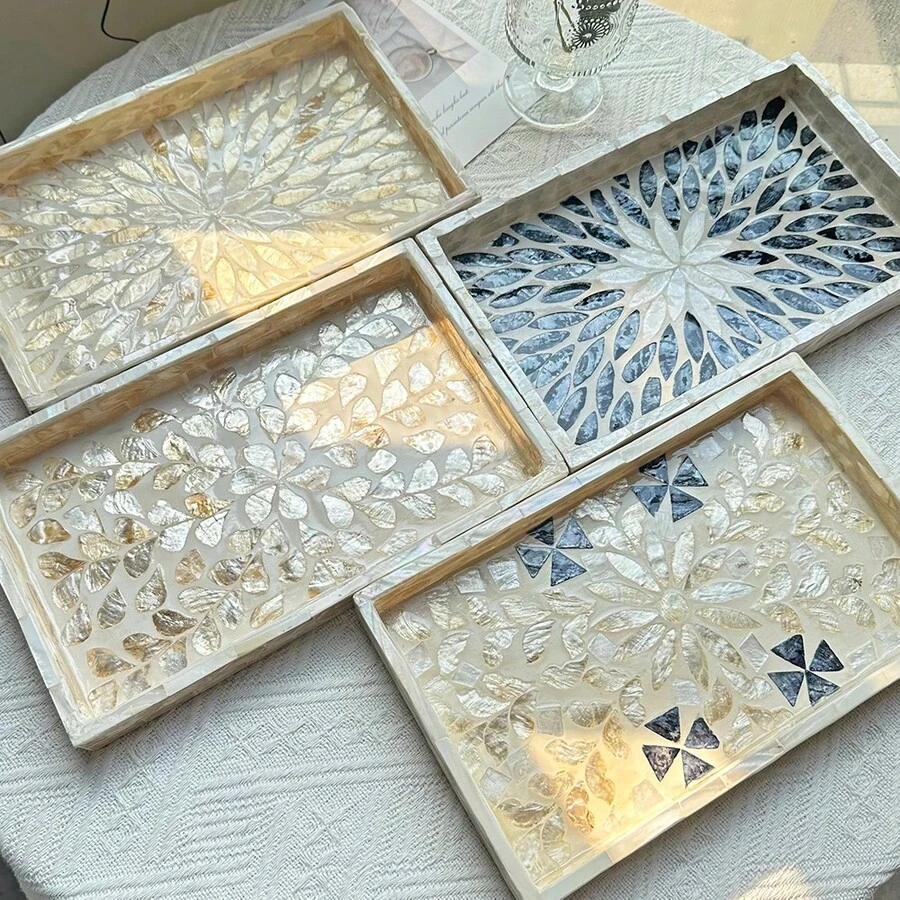 1个INS风格贝壳镶嵌装饰托盘，彩色拼布方形，手工镶嵌。适用于装饰客厅茶几、餐桌和日常收纳。也可作为节日礼物和派对餐桌装饰。