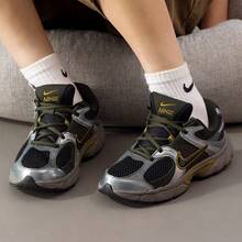 Nike 新款 V5 网面复古运动鞋，大童休闲鞋 - 黑色/灰色/綠色 - 查看 3