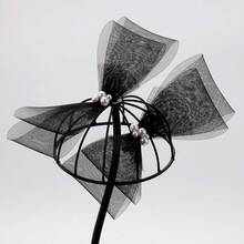 1. 蝴蝶结发夹，优雅百搭的白色新娘发饰，适合婚礼登记、婚纱照拍摄和仪式佩戴。2. 扎染蝴蝶发夹，清新花卉造型，时尚别致的女士发饰。3. 手工度假风发夹，适合户外、海滩、旅行和婚礼等场合佩戴。 - 彩色 - 查看 10