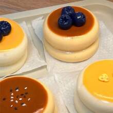 草莓蓝莓舒芙蕾奶油捏捏乐，逼真蛋糕造型，解压玩具，节日、生日、圣诞节和派对的完美礼物 - 彩色 - 查看 4