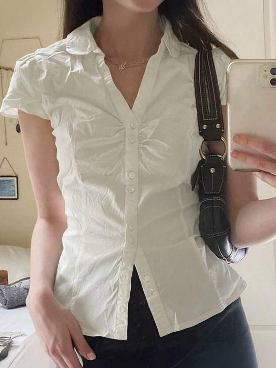 Y2K学院风春季女式衬衫，可爱荷叶边领纽扣休闲短袖修身白色衬衫，适合情人节、毕业季等场合。