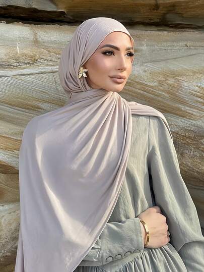 1条女士简约经典纯色优雅休闲滚边围巾，优质针织粘胶面料，长款头巾式头巾，适合日常生活、外出和聚会。