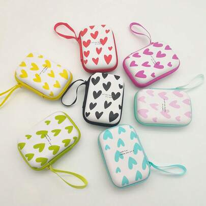 1个心形数码配件收纳盒，EVA硬壳防摔防震，适用于蓝牙耳机/充电器/数据线，小巧便携，方便旅行通勤携带。