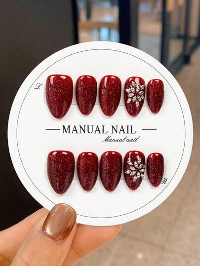 JUTI 10片手工制作的中号杏仁形美甲贴纸，酒红色底色带闪粉，尖头设计，饰以闪亮水钻花朵，更添酒红色闪粉美甲的迷人光彩。