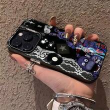 Collage de conejos espeluznantes con música y estética oscura. Esta elegante funda es compatible con iPhone 17, 16, 15, 14 Pro Max, 13, 12, 11, XR y XS Plus. Fabricada en TPU flexible, resistente a golpes y arañazos, ofrece una excelente protección contra caídas y un agarre cómodo. Es un regalo ideal para familiares, amigos y seres queridos, y una opción perfecta para festivales. - Negro - Ver 5