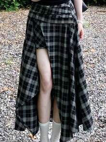 New For Spring/Summer 2026: Korean-Style Elegant A-Line Long Skirt In A Lightweight Black And White Check Pattern With An Asymmetrical Design And Slit. Features A Small Logo Accent. Comfortable And Casual, This Skirt Is Perfect For Summer Garden Walks, Coffee Dates, And Everyday Outings. Flexible And Durable, It's Easy To Coordinate With Any Outfit. A Popular New Addition To Any Women's Fashion Collection. - 黑色 - 查看 3