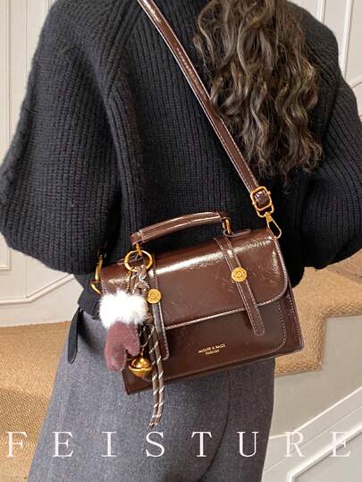 1 st FEISTURE Damhandväska i PU-läder med klaff, Moderiktig axelväska med hänge, Lämplig för flickor, damer, högskolestudenter, unga yrkesverksamma, Perfekt för arbete, affärer, pendling, skola