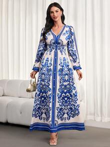 这款全新优雅女士连衣裙采用蓝白条纹印花设计，V领和泡泡长袖，并饰以精致的中东风情细节，尽显优雅气质。连衣裙饰有精美的提花印花，是日常穿着、派对和正式场合的理想之选。