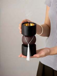 Máy khuếch tán tinh dầu bằng nhựa cao cấp này có thiết kế đen trắng trang nhã, phù hợp để trang trí nhà cửa, văn phòng, các dịp lễ hội và phòng tập yoga, vừa có tác dụng trang trí vừa có tác dụng trị liệu bằng hương thơm. Sản phẩm cũng có thể được sử dụng làm vật trang trí phòng khách, quà tặng tựu trường, quà tốt nghiệp, quà lưu niệm, quà tặng ngày Valentine, quà tặng cho phụ nữ và quà cưới. - Nhiều màu - Xem 5