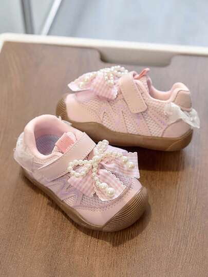 1双女童新款珍珠蝴蝶结装饰透气网面运动鞋，防滑幼儿休闲步行鞋，时尚百搭学生跑步鞋，适合春秋季穿着
