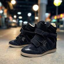 The New 2026 Wedge Sneakers Combine Beige Suede And Leather, With A Retro High-Top Design And A Practical Closure. A Hidden 5cm Wedge Heel Provides Added Height And Comfort, Ideal For Everyday Wear And Casual Occasions. - màu đen - Xem 1